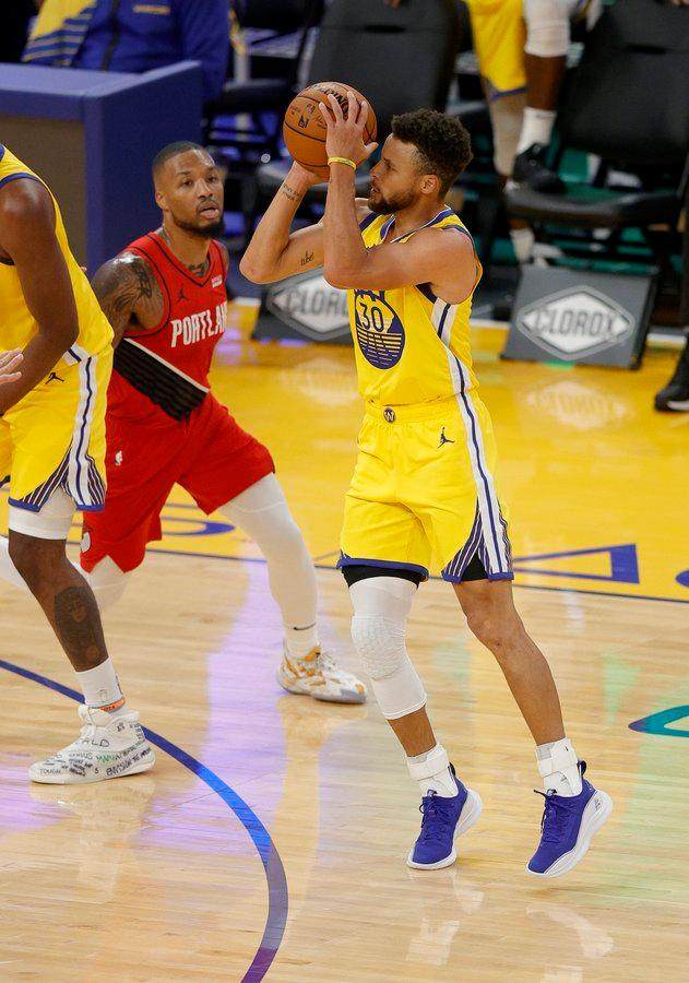 库里疯狂砍分不忘防守：最佳防守阵容给我投一票？